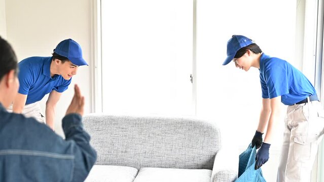 引越を指示する人