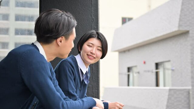 青春の1ページ　学生のカップルのイメージ
