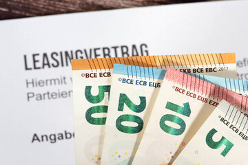 Euro Geldscheine und ein Leasingvertrag