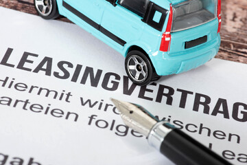 Ein Auto, Vertrag für Leasing und ein Stift 