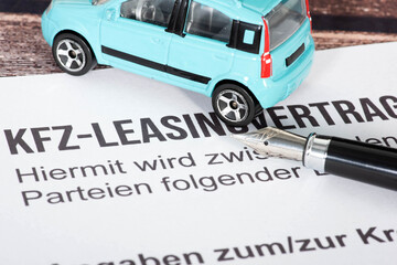 Ein Auto, Vertrag für Leasing und ein Stift 