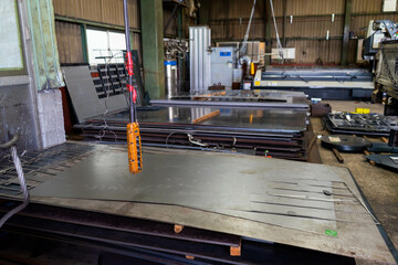 鉄板の切断加工とホイストクレーンのリモコン　Steel plate cutting and processing and hoist crane remote control