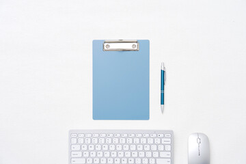 クリップボードのあるデスク　俯瞰撮影