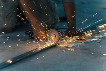 スチールフレームを電動丸ノコで切断する職人