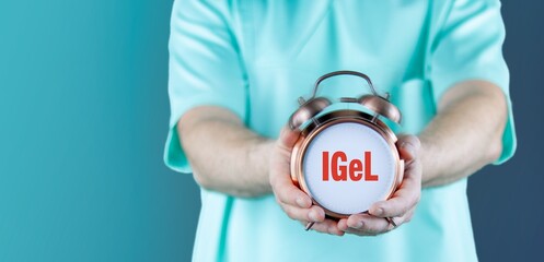 IGeL (Individuelle Gesundheitsleistungen). Doktor zeigt Uhr/Wecker mit Text. Hintergrund blau