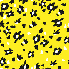 Obraz na płótnie Canvas Yellow leopard seamless pattern. Abstract flower spots. Animalistic vector background. 