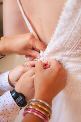 Préparatifs intergénérationnel de la mariée