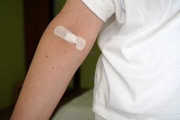 woman with a plastered hand on the background of a hospital ward, addiction treatment