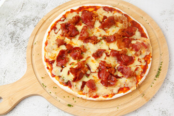 Freshly cooked cheesy bacon pizza