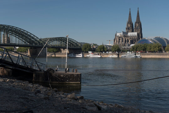 Bootsanlegesteg bei Niedrigwasser in K&ouml;ln