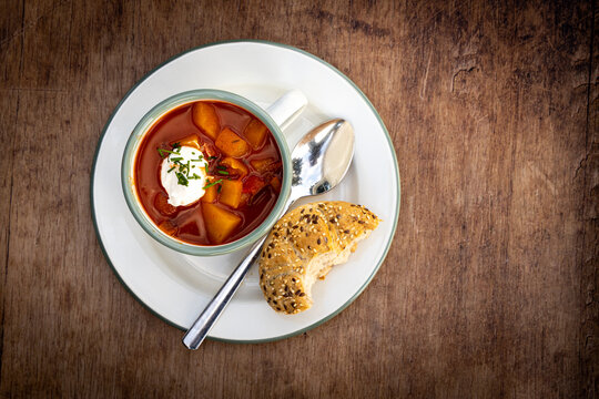 vegetarisches Gulasch in einer Emaille Tasse