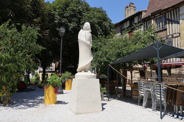 Statue de Savinien de Cyrano de Bergerac, célèbre écrivain du 17eme siècle, ville Bergerac,...