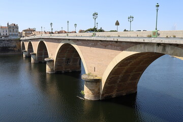 Le vieux pont sur la rivière Dordogne, ville Bergerac, département de la Dordogne, France