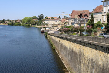 Fototapeta premium La rivière Dordogne dans Bergerac, ville Bergerac, département de la Dordogne, France