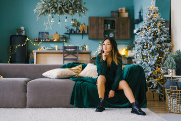 Obraz premium Stylish luxurious woman celebrating Christmas and new year is waiting for her loved one