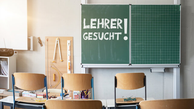 LEHRERMANGEL an deutschen Schulen - Tafel , Tische und Stühle in einem leeren Klassenzimmer, mit der Aufschrift: LEHRER GESUCHT !!!