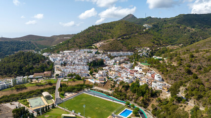 bonito pueblo blanco de Benahavís en la costa del sol, Andalucía