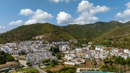 Fototapeta na wymiar bonito pueblo blanco de Benahavís en la costa del sol, Andalucía