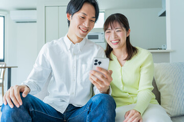 携帯を見る日本人カップル