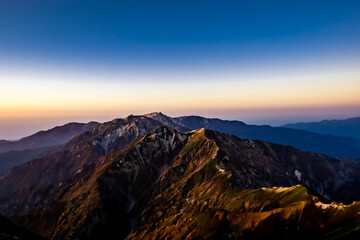 Naklejka premium 夕暮れの山