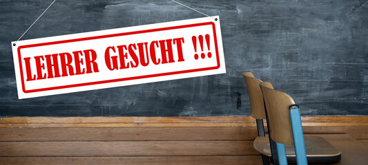 LEHRERMANGEL an deutschen Schulen - Alte Tafel , Tisch und Stühle in einem leeren Klassenzimmer,...