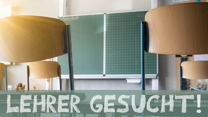 LEHRERMANGEL an deutschen Schulen - Tafel , Tische und Stühle in einem leeren Klassenzimmer, mit...