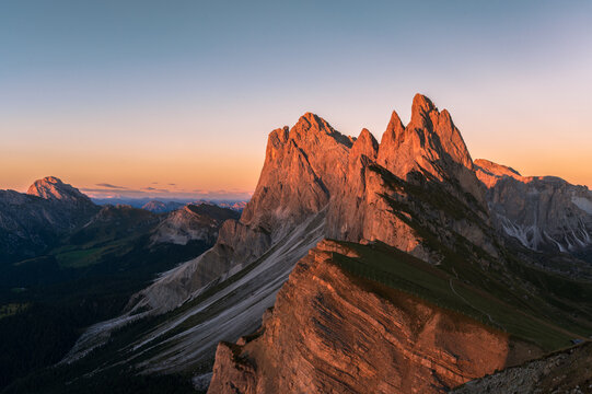 Sonnenuntergang an der Seceda Dolomiten in Italien im Sommer (Alpenglühen)