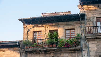 Balcón en fachada monumental de piedra en antiguo palacio en casco histórico
