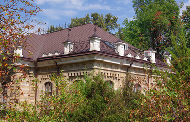 Fototapeta na wymiar Moldova. Kishinev. 08.29.2022. View of an old building in the city center.