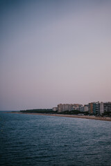 Zach&oacute;d słońca nad wybrzeżem