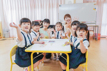 保育園でお絵描きをする子どもたち