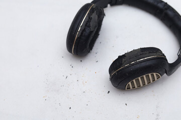 headphones are damaged, the surface is peeling and falling off and the cable is broken