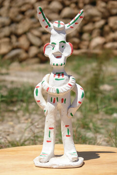 "Siurell", figura de barro pintado t&iacute;pica de la artesan&iacute;a tradicional de Mallorca (Islas Baleares, Espa&ntilde;a)