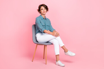 Photo of pretty calm lady office person trendy outfit sit conversation talk employee empty space isolated on pink color background