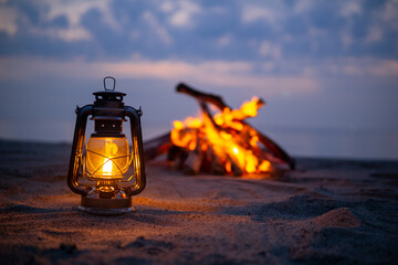 焚火とオイルランタン