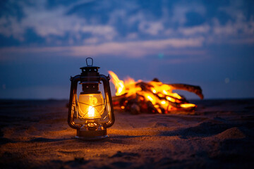 焚火とオイルランタン