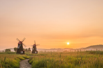 Naklejka premium windmill in the evening