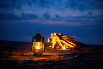 焚火とオイルランタン