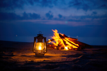 焚火とオイルランタン © 歌うカメラマン