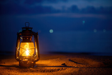 砂浜とオイルランタン