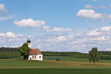 Fototapeta premium einsames Kirchlein unter bayerischem Himmel