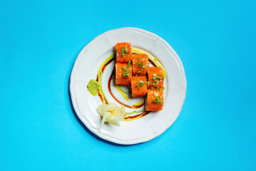 Tobiko roll with salmon