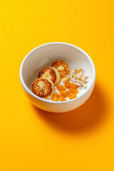 Cheesecakes with peach and coconut