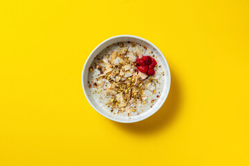Oatmeal with pistachio, raspberry and coconut