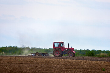 Fototapeta premium a tractor that works the land to be cultivated
