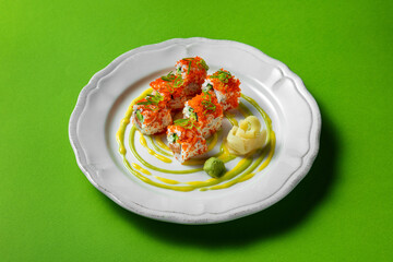 Tobiko roll with salmon