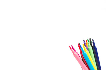 Juego de lápices de rotuladores multicolores sobre un fondo blanco liso y aislado. Vista de frente y de cerca. Copy space - obrazy, fototapety, plakaty