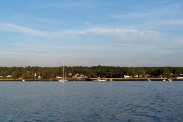Obraz premium Moored boats at the harbor and pier in Searsport Maine in the early morning light.