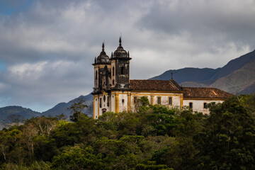 Fototapeta na wymiar Igreja Histórica em cidade de Minas Gerais Ouro Preto com montanhas ao fundo