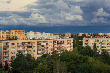Fototapeta na wymiar Widok na duże osiedle mieszkaniowe, budynki mieszkalne w pochmurny dzień.